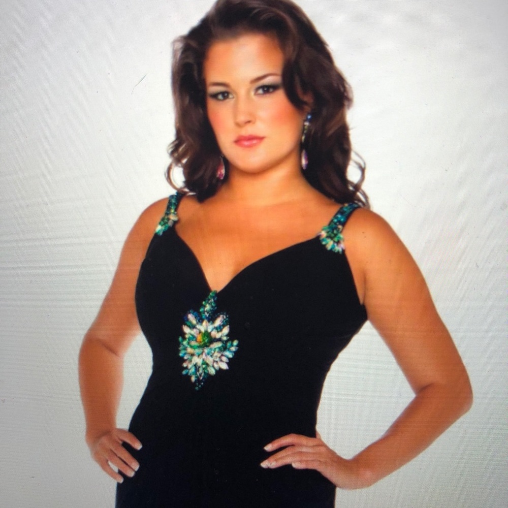 NEW!! FLATTERING FIT CHIC PLUS GOWN #76627
